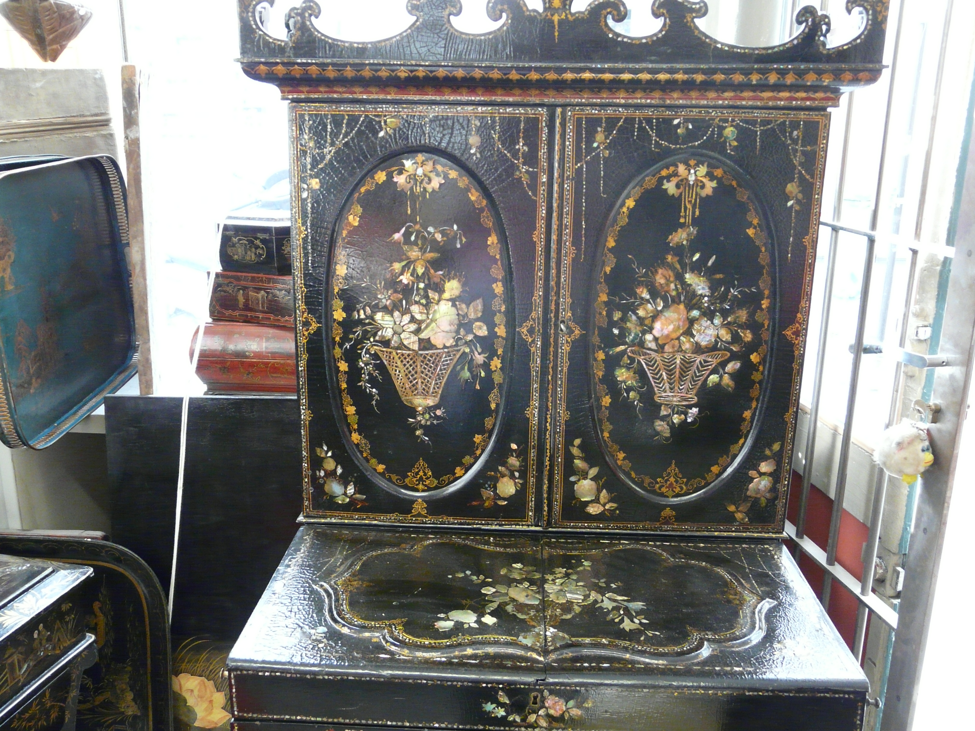 Meuble en papier mâché